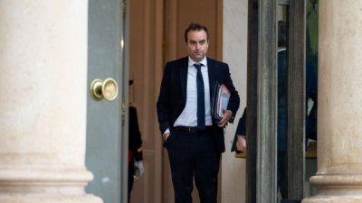 Френското правителство оцеля след вот на недоверие