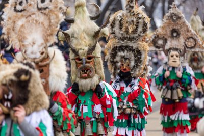 Първият ден от маскарадните дефилета на 32 рия Международен фестивал