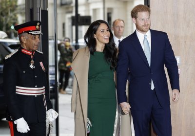 Принц Хари и съпругата му ще ограничат и контактите си с медиите
