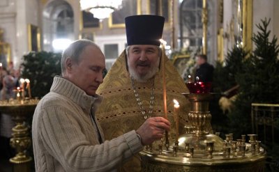 Путин посрещна Коледа в храма, в който е кръстен (СНИМКИ+ВИДЕО)