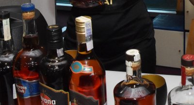 Крадла задигна 55 бутилки уиски от дома на мъж