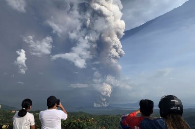 Вулкан изригна във Филипините (СНИМКИ)