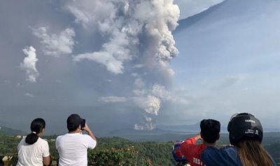 Вулкан евакуира десетки във Филипините