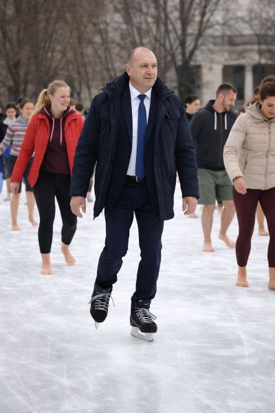 Седмицата: Как (ще) се (ни) мята Румен Радев... на кънки