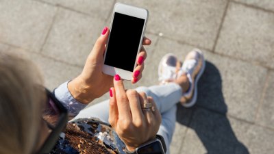 Руснаците свършиха рублите, спряха да купуват смартфони 