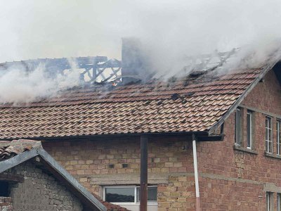 Пожар изпепели къща и склад за дърва в Раднево