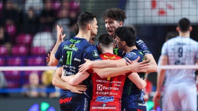 Алекс Николов пак блести за Лубе