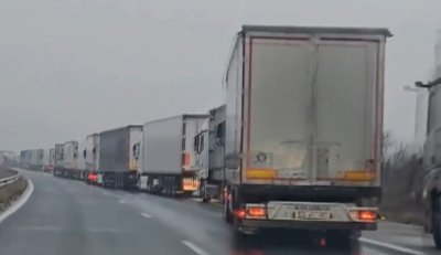Отново опашки от тирове на границата с Tурция През последните