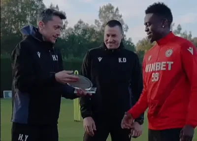 Джеймс Ето о получи своя специален плакет за Играч на