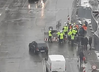 Асфалтът на кръстовището при улиците Гео Милев и Слатинска пропадна