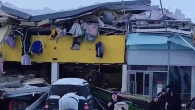 Двама души бяха ранени при срутване на търговски център в