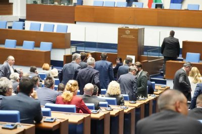 Заседанието на парламента пропадна