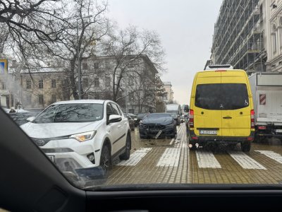Първо в Lupa.bg: Баровско БМВ се потроши на жълтите павета (СНИМКИ)