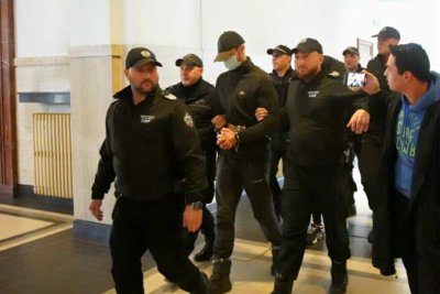 Обирджиите на инкасото в Ихтиман малчът като риба за автоматите: Истински ли са или са играчки? (СНИМКИ)