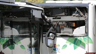 На заден ход: Автобус предизвика верижна катастрофа на "Симеоновско шосе" 