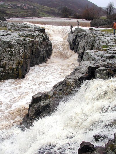 Чужденци закъсаха край Боянския водопад, тръгнали са без екипировка