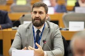 Наш евродепутат беснее: За да летя до Брюксел и детето ми да е до мен трябва да доплатя 79 евро