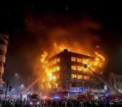 Огромен пожар в търговски център в най големия град на