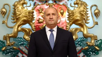 ХИТ В ИНТЕРНЕТ: Кръстиха кючек на Румен Радев (ВИДЕО)