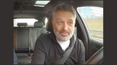 Дъщерята на покойния Тодор Славков – Катерина Славкова уверено върви