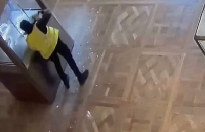 Като от филм: Ето как е извършен зрелищния обир в Лувъра (ВИДЕО)