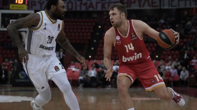 Българският национал Александър Везенков изведе Олимпиакос до победа със 74