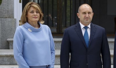 Деси Радева си тананика "Свобода" на Кейн Уокър