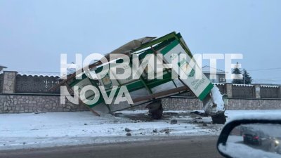 Автобус се вряза в спирка край Пловдив, шофьорът избяга
