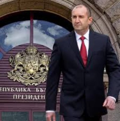 ХИТ В ИНТЕРНЕТ: Кръстиха кючек на Румен Радев (ВИДЕО)