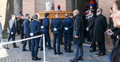 Рим изпрати с "последно сбогом" модния император Валентино (СНИМКИ)