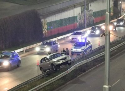 Кола кацна на мантинелата на Коматевския възел в Пловдив Няма