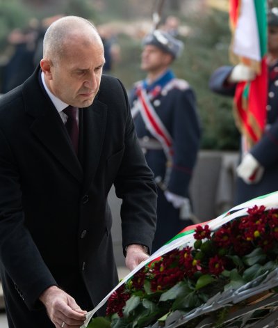 Румен Радев трябва да намери поне 400 души които да