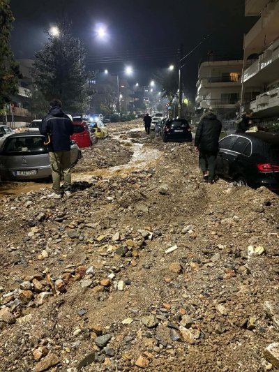 Трагедия в Атина: Жена загина при наводнение (Видео)