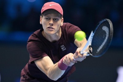 Синер стартира мощно, съперникът му се отказа