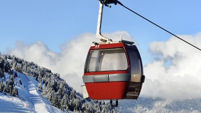 Пиян мъж изпочупи кабинки на въжения лифт в Боровец