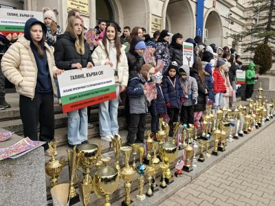 Треньори и състезатели скочиха на президента на федерацията по кикбокс: Галине, върви си! (СНИМКИ)