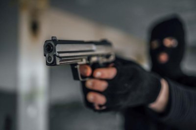 Екшън в Русе: Маскиран мъж размахва пистолет в магазин