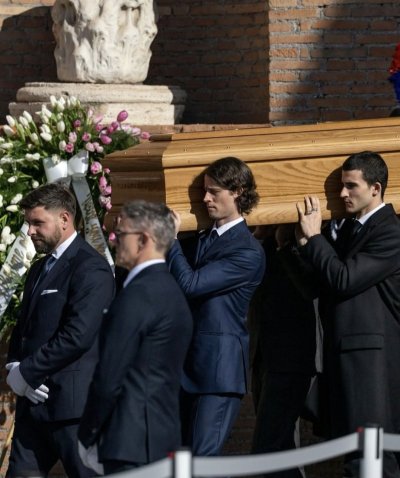 ОТ ИГЛА ДО КОНЕЦ: Българският княз Тасило носи ковчега на Валентино (СНИМКИ)