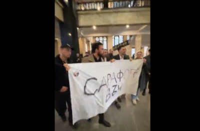 Деветима протестиращи студенти с ръчноизработен транспарант организираха над 20 души