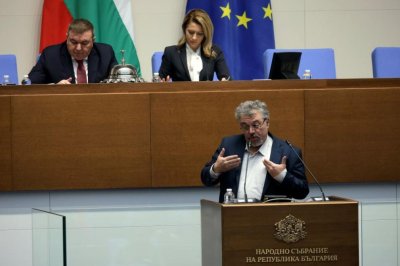 Манол Пейков опита да залее с вода депутат от "Възраждане" 