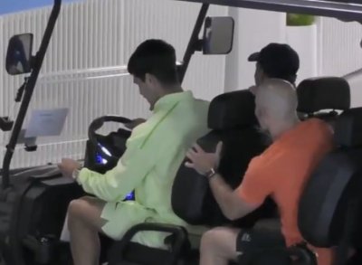 Алкарас се мъчи с голф количка след тежкия полуфинал (ВИДЕО)