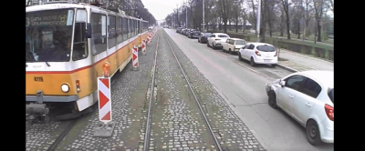 Трамвай задра кола в центъра 