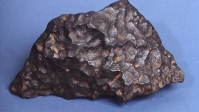 9-годишно момиче откри метеорит на 4,5 млрд. години на плаж в Уелс