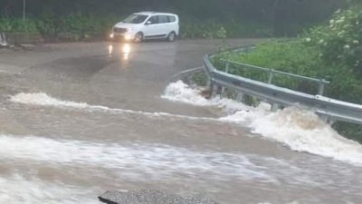 Реката приижда: Наводнения блокираха пътища в Ивайловградско