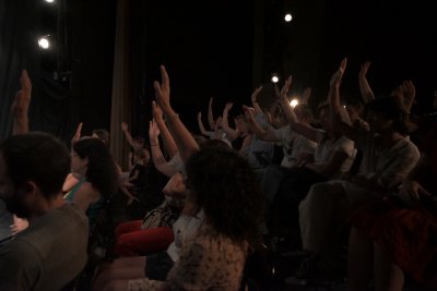 Зрителите предлагат решения и нов финал в премиерен спектакъл в Габровския театър