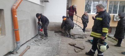 От жалко суеверие ли? Работници зазидаха живо коте, докато санират в Бургас (СНИМКИ+ВИДЕО)