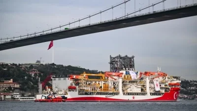 Гигантски кораб запуши входа на Черно море (ВИДЕО)