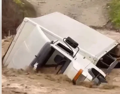 Реката в санданското село Склаве отнесе камион Това става ясно