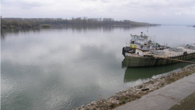 Екоинспектори проверяват за мазни петна по Дунав 