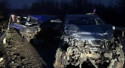 На пътя Враца-Криводол: Две коли се помляха в челен удар, ранени са майка и 2-годишно дете